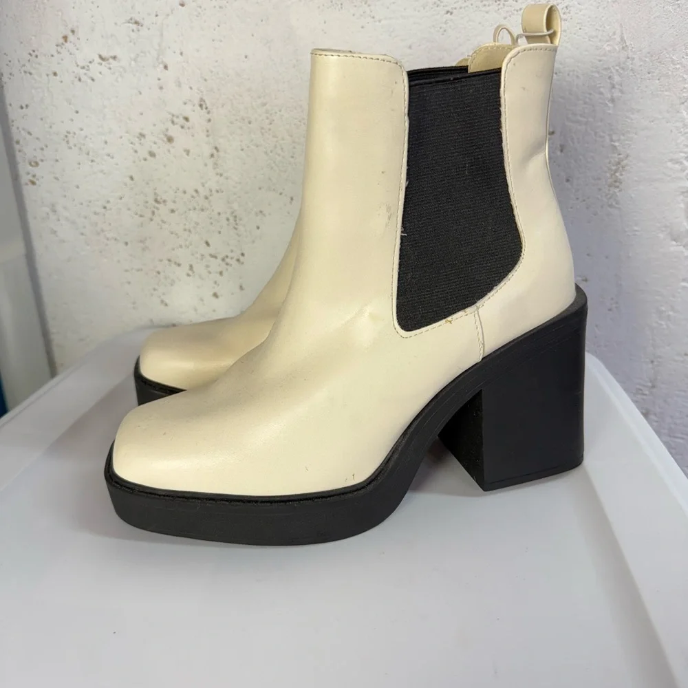 MIA Dru High Heel Ankle Boot w/ Elastic Paneling White NEW Size 9 - Picture 8 of 9